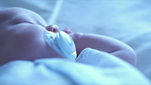 Потрясающие Кадры Запечатлели Сереновскую Красоту Новорожденного Ребенка Мечтательной Атмосфере Съемка — стоковое видео