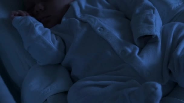 Zachytit Intimitu Spícího Novorozence Tímto Pohyblivým Detailním Záběrem Dítěte Tmavé — Stock video