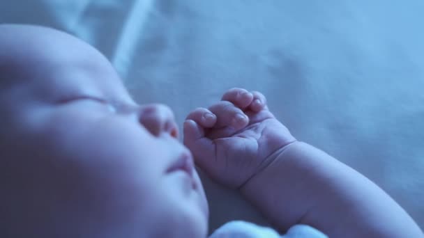 Yeni Doğmuş Bir Bebeğin Güzelliğini Masumiyetini Uyuyan Bebeklerin Minik Elleriyle — Stok video