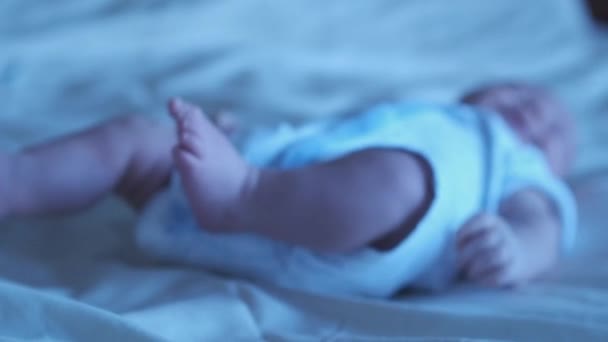 Die Hände Der Babys Scheinen Nach Etwas Über Ihm Greifen — Stockvideo