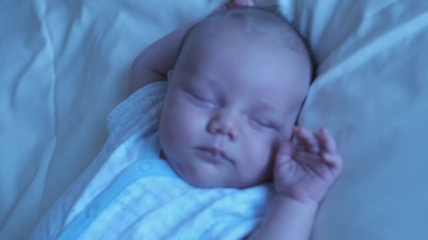 Uchwycić Spokój Śpiącego Noworodka Tym Nagraniem Delikatnych Cech Niemowląt Zbliżeniu — Wideo stockowe