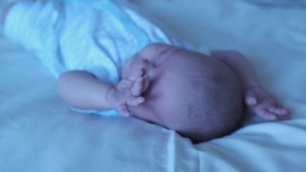Uyanan Bir Bebeğin Görüntüsüyle Uyuyan Yeni Doğanın Güzelliğini Masumiyetini Yakalayın — Stok video