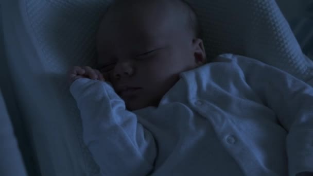 Karanlık Bir Atmosferde Bir Bebeğin Görüntüsüyle Uyuyan Bir Bebeğin Samimiyetini — Stok video