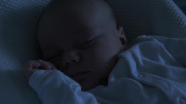 Karanlık Bir Atmosferde Çekilmiş Bir Bebeğin Görüntüsüyle Uyuyan Bir Bebeğin — Stok video