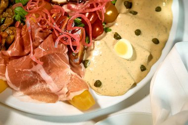 Yüksek kaliteli yemek fotoğraflarında canlı renkler ve cazip kompozisyonu sergileniyor. Taze malzemeler ve dokular, doğal ışık ve yaratıcı açılarla geliştirilerek, tabakları karşı konulamaz hale getiriyor..