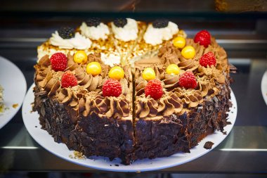 Yüksek kaliteli yemek fotoğraflarında canlı renkler ve cazip kompozisyonu sergileniyor. Taze malzemeler ve dokular, doğal ışık ve yaratıcı açılarla geliştirilerek, tabakları karşı konulamaz hale getiriyor..