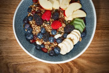Yüksek kaliteli yemek fotoğraflarında canlı renkler ve cazip kompozisyonu sergileniyor. Taze malzemeler ve dokular, doğal ışık ve yaratıcı açılarla geliştirilerek, tabakları karşı konulamaz hale getiriyor..