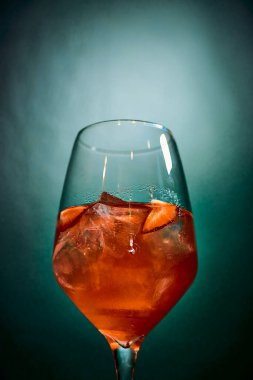 Yüksek kaliteli yemek fotoğraflarında canlı renkler ve cazip kompozisyonu sergileniyor. Taze malzemeler ve dokular, doğal ışık ve yaratıcı açılarla geliştirilerek, tabakları karşı konulamaz hale getiriyor..