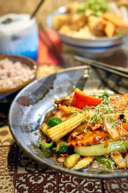 Yüksek kaliteli yemek fotoğraflarında canlı renkler ve cazip kompozisyonu sergileniyor. Taze malzemeler ve dokular, doğal ışık ve yaratıcı açılarla geliştirilerek, tabakları karşı konulamaz hale getiriyor..                               