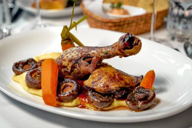 Yüksek kaliteli yemek fotoğraflarında canlı renkler ve cazip kompozisyonu sergileniyor. Taze malzemeler ve dokular, doğal ışık ve yaratıcı açılarla geliştirilerek, tabakları karşı konulamaz hale getiriyor..                               