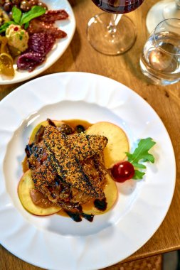 Yüksek kaliteli yemek fotoğraflarında canlı renkler ve cazip kompozisyonu sergileniyor. Taze malzemeler ve dokular, doğal ışık ve yaratıcı açılarla geliştirilerek, tabakları karşı konulamaz hale getiriyor..                        