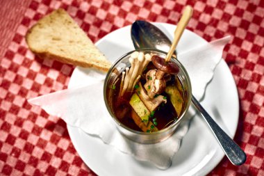 Yüksek kaliteli yemek fotoğraflarında canlı renkler ve cazip kompozisyonu sergileniyor. Taze malzemeler ve dokular, doğal ışık ve yaratıcı açılarla geliştirilerek, tabakları karşı konulamaz hale getiriyor..                