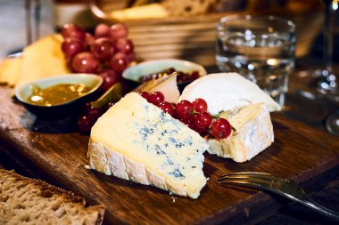 Yüksek kaliteli yemek fotoğraflarında canlı renkler ve cazip kompozisyonu sergileniyor. Taze malzemeler ve dokular, doğal ışık ve yaratıcı açılarla geliştirilerek, tabakları karşı konulamaz hale getiriyor..                           