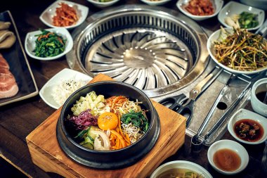 Yüksek kaliteli yemek fotoğraflarında canlı renkler ve cazip kompozisyonu sergileniyor. Taze malzemeler ve dokular, doğal ışık ve yaratıcı açılarla geliştirilerek, tabakları karşı konulamaz hale getiriyor.. 