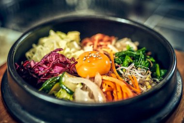 Yüksek kaliteli yemek fotoğraflarında canlı renkler ve cazip kompozisyonu sergileniyor. Taze malzemeler ve dokular, doğal ışık ve yaratıcı açılarla geliştirilerek, tabakları karşı konulamaz hale getiriyor.. 