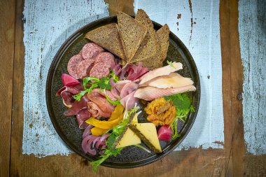 Yüksek kaliteli yemek fotoğraflarında canlı renkler ve cazip kompozisyonu sergileniyor. Taze malzemeler ve dokular, doğal ışık ve yaratıcı açılarla geliştirilerek, tabakları karşı konulamaz hale getiriyor.. 