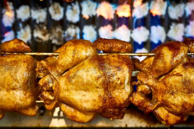 Yüksek kaliteli yemek fotoğraflarında canlı renkler ve cazip kompozisyonu sergileniyor. Taze malzemeler ve dokular, doğal ışık ve yaratıcı açılarla geliştirilerek, tabakları karşı konulamaz hale getiriyor..                               