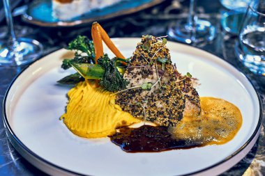 Yüksek kaliteli yemek fotoğraflarında canlı renkler ve cazip kompozisyonu sergileniyor. Taze malzemeler ve dokular, doğal ışık ve yaratıcı açılarla geliştirilerek, tabakları karşı konulamaz hale getiriyor..                               