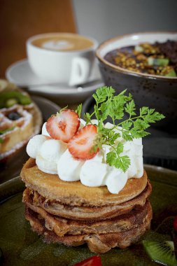 Yüksek kaliteli yemek fotoğraflarında canlı renkler ve cazip kompozisyonu sergileniyor. Taze malzemeler ve dokular, doğal ışık ve yaratıcı açılarla geliştirilerek, tabakları karşı konulamaz hale getiriyor..                               