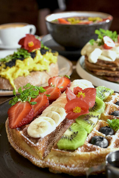 Качественные фотографии еды демонстрируют блюдо с яркими цветами и привлекательной композицией. Свежие ингредиенты и текстуры занимают центральную сцену, дополненные естественным светом и творческими углами, что делает блюда неотразимыми.                               