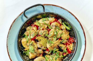 Yüksek kaliteli yemek fotoğraflarında canlı renkler ve cazip kompozisyonu sergileniyor. Taze malzemeler ve dokular, doğal ışık ve yaratıcı açılarla geliştirilerek, tabakları karşı konulamaz hale getiriyor..    