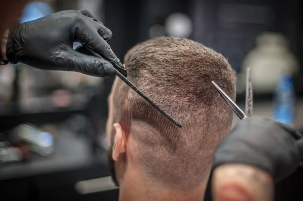 Modern Şehir Kuaförü Kuaförde Stüdyoda Saç Makasıyla Saç Kesiyor Ayrıntılı — Stok fotoğraf