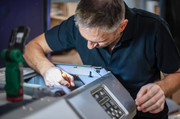 所有机器都在维修 专业技术人员排除和修理印刷厂的机器 — 图库照片