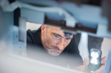 Tüm makineler bakımlıdır. Profesyonel teknisyen, matbaadaki makineleri tamir edip sorun çıkarıyor..