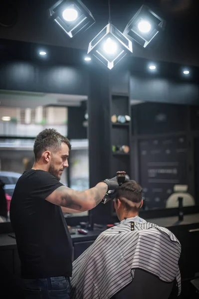 Moderne Urbane Friseur Schneiden Haare Mit Haarschneider Professionellen Friseursalon Und — Stockfoto