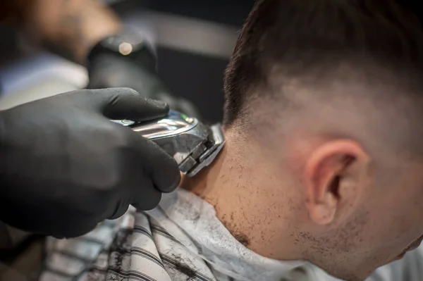 Modern Şehir Kuaförü Kuaförde Stüdyoda Saç Kesme Makinesiyle Saç Kesiyor — Stok fotoğraf