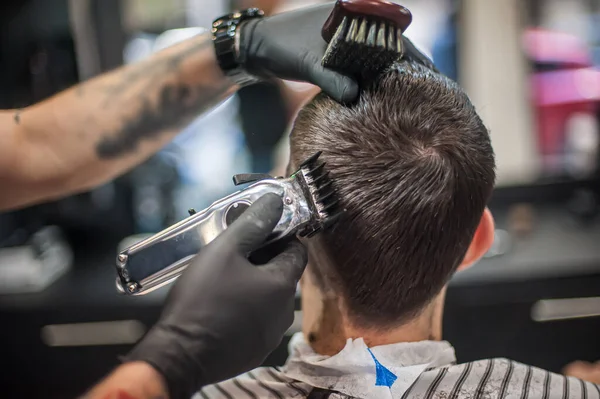 Modern Şehir Kuaförü Kuaförde Stüdyoda Saç Kesme Makinesiyle Saç Kesiyor — Stok fotoğraf