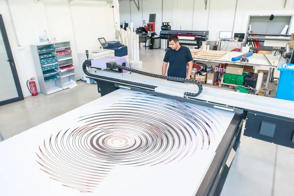 Matbaada Deneyimli Bir Teknisyen Ultraviyole Yazıcı Üzerinde Çalışıyor Üretim Işi — Stok fotoğraf
