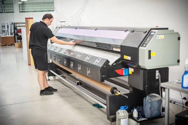 Nyomdában Egy Tapasztalt Technikus Dolgozik Nyomtatón Gyártási Munka Nyomtatás Minőségének — Stock Fotó