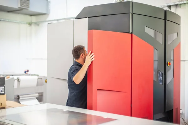 Professional Worker Modern Big Offset Printing Machine Print House Printing — Stock Photo, Image