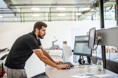 Profesyonel matbaa teknisyeni birçok farklı türde makine ile matbaa ve matbaa ofisinde çalışır.