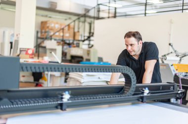 Profesyonel matbaa teknisyeni birçok farklı türde makine ile matbaa ve matbaa ofisinde çalışır.