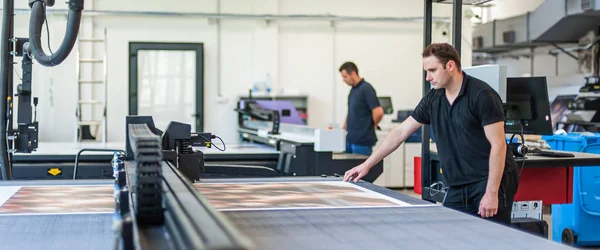 Professional Worker Printmaker Technician Operator Works Printing Press Hall Printshop — Stock Photo, Image
