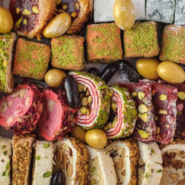 Geleneksel Türk lezzetinin çeşitli parçalarının karışımı. Doğulu tatlılar. Lezzetli ve lezzetli bir geçmişi var. Ayrıntılı yakın görünüm