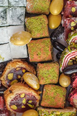 Geleneksel Türk lezzetinin çeşitli parçalarının karışımı. Doğulu tatlılar. Lezzetli ve lezzetli bir geçmişi var. Ayrıntılı yakın görünüm