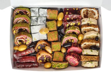 Beyaz arka planda izole edilmiş teslimat kutusundaki geleneksel Türk lezzetinin çeşitli parçalarının karışımı. Doğulu tatlılar. 