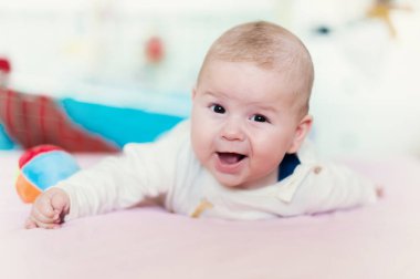Gülümseyen mutlu bebeğin portre görüntüsü. Neşe ve mutluluk kavramı. Aşk ve aile duyguları