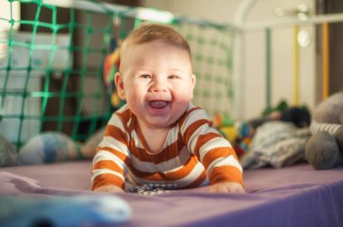 Gülümseyen mutlu bebeğin portre görüntüsü. Neşe ve mutluluk kavramı. Aşk ve aile duyguları