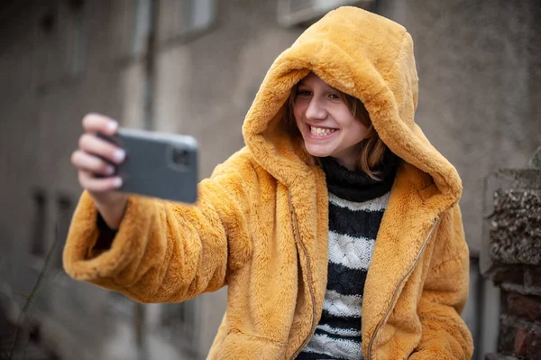 时尚帅气的少女博主的肖像 生活方式互联网影响者自拍 手持手机 — 图库照片
