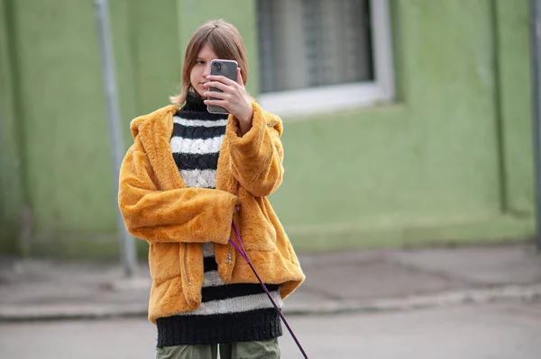 Young Pretty Woman Yellow Fur Coat Social Media Influencer Walk — Stock Photo, Image