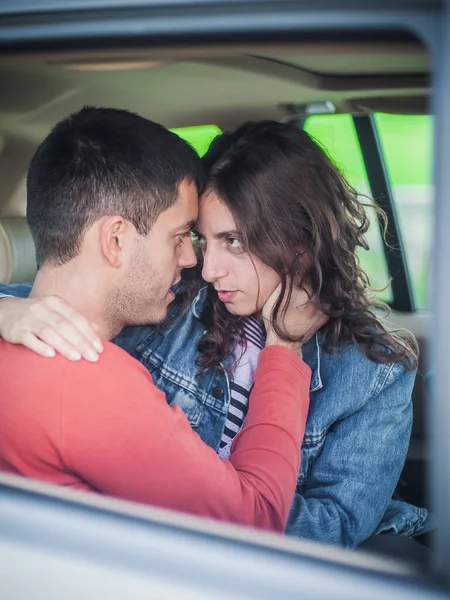 Leidenschaftlicher Kuss Auto Blick Aus Dem Fenster Junge Sexy Verliebte — Stockfoto