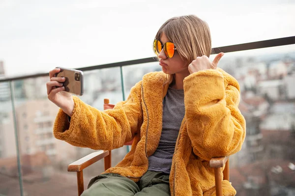 Beautiful Young Girl Yellow Fur Coat Red Sunglasses Sitting Director — Stock Photo, Image