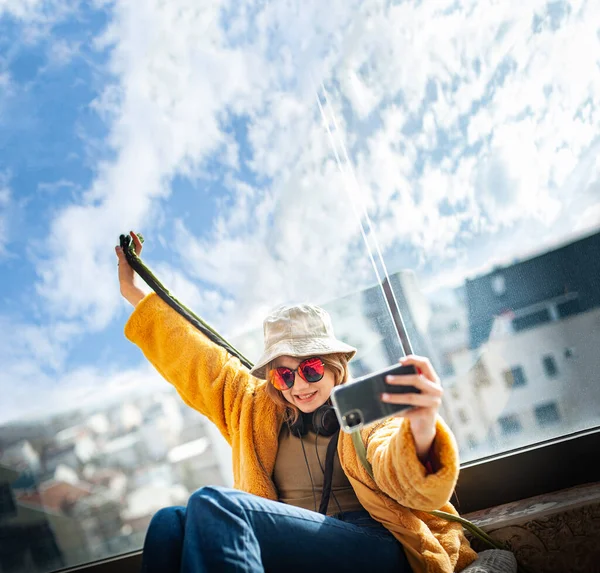 Kopierraum Schöne Teenagerin Internet Influencerin Die Auf Dem Terrassenboden Auf — Stockfoto
