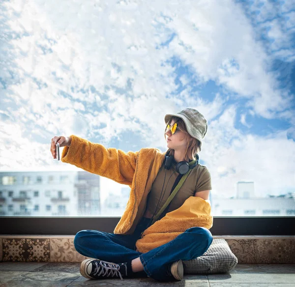 Принято Девочка Подросток Интернет Мошенница Сидящая Полу Дворе Балконе Пользующаяся — стоковое фото