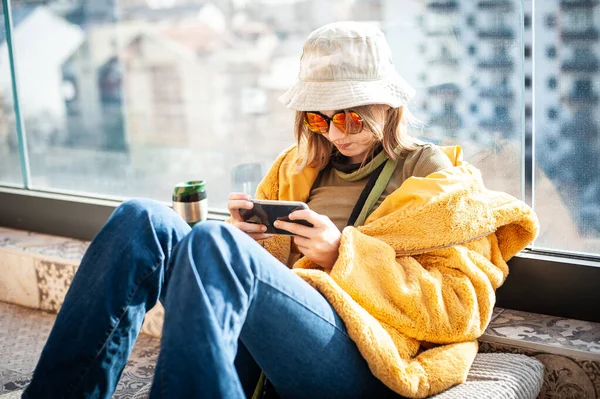 Kopierraum Schöne Teenagerin Internet Influencerin Die Auf Dem Terrassenboden Auf — Stockfoto