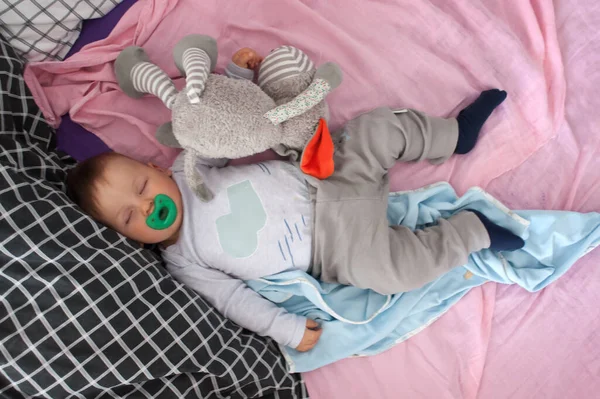 Seorang Bayi Laki Laki Kecil Yang Lucu Sedang Tidur Dengan — Stok Foto